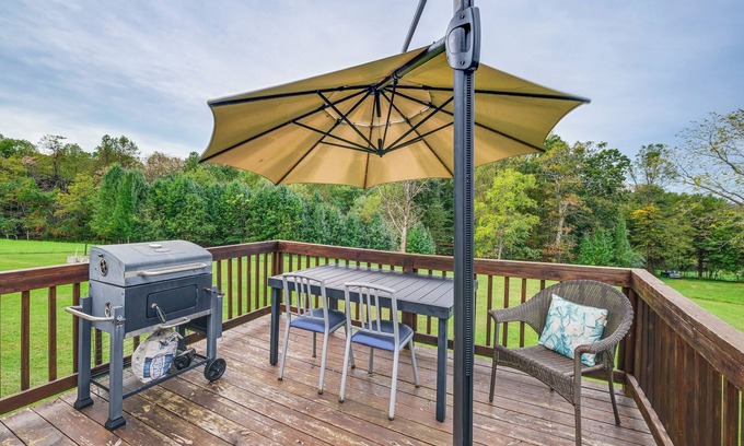 Redwood Maison | Pet-Friendly Home w/ Fire Pit in Glade Hill!