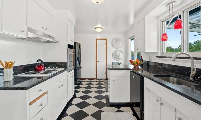 Des Moines Maison | Pet-friendly home with washer/dryer, deck, fenced front/backyar