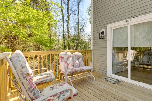 Avon Maison | Pet-Friendly Home with Spacious Yard in Avon!