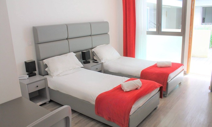 Eguilles Hôtel | Pet-Friendly Hotel in the South of France! Enjoy the Pool, with Free Parking