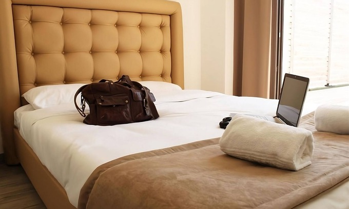 Eguilles Hôtel | Pet Friendly Hotel in Aix-en-Provence! Outdoor Pool, Free Parking
