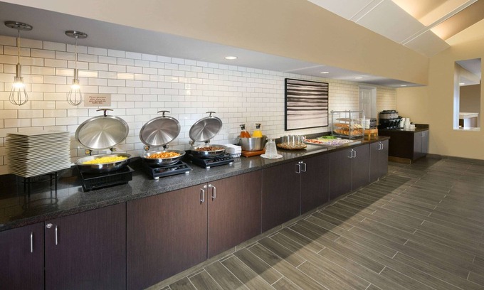 Richardson Station Balnéaire | Pet-friendly Hotel Near Cotton Bowl Stadium! FREE Parking, Pool, Tennis Court!