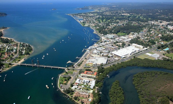 Batemans Bay Maison | Pet Friendly House Steps from Batemans Bay