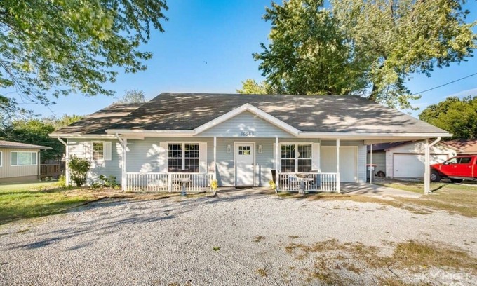 Beaver Shores Maison | Lake Bungalow - 3 blocks to Beaver Lake w/ huge deck & grill