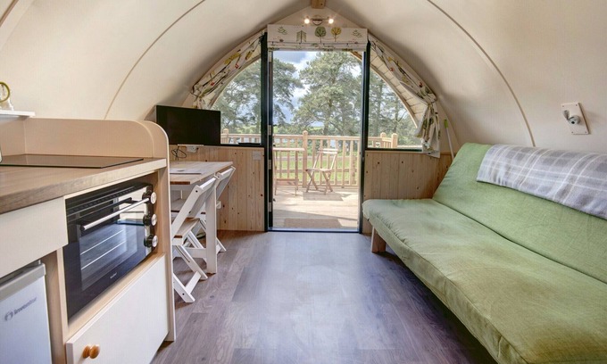 Langley-on-Tyne Chalet De Ski | Pet-friendly Lakeside Cabin.