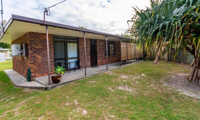 Bongaree Maison | Pet friendly lowset home with room for a boat, Wattle Ave, Bongaree