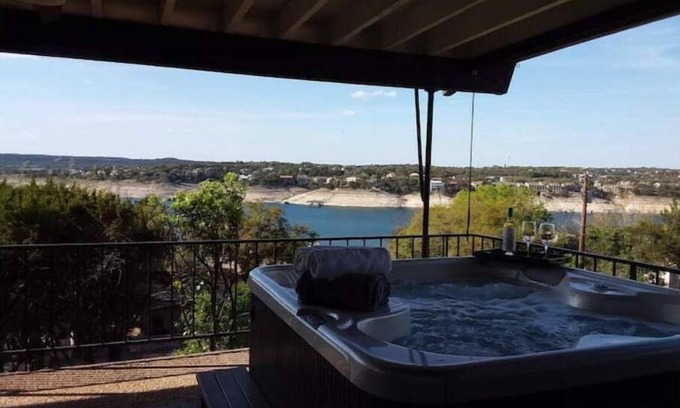 Lakeway Maison | Pet Friendly- Luxury home- Amazing Views-Lake Travis-25min Downtown Austin