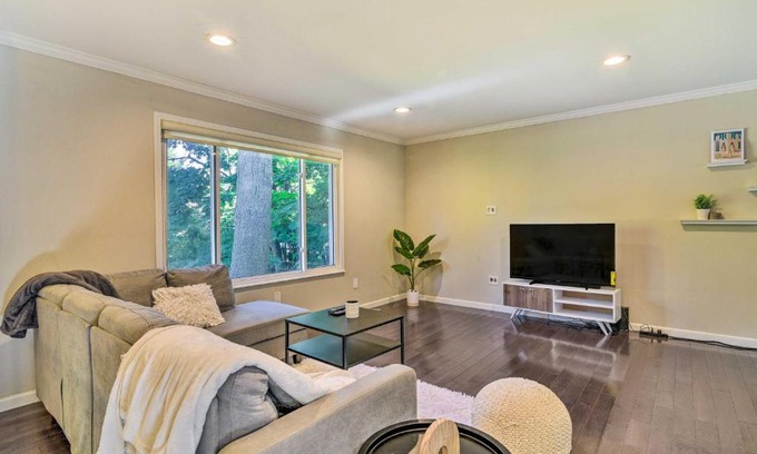 West Bloomfield Maison | Pet-Friendly Michigan Home 5 Mi to State Park!