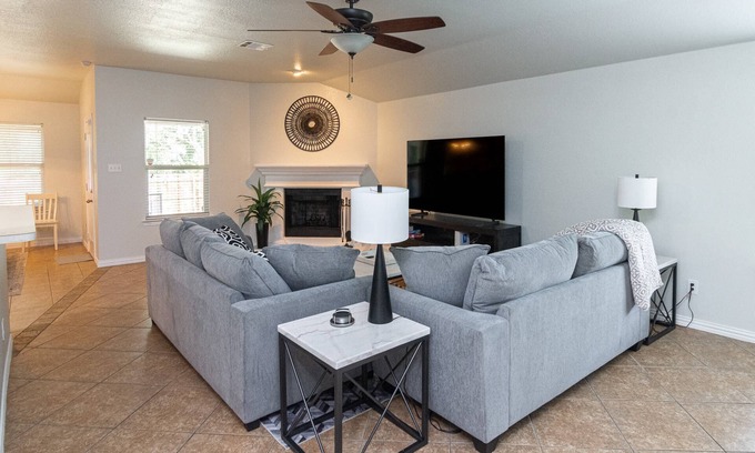 Midlothian Maison | Pet-Friendly Midlothian Home Near Wedding Venues – Large Yard, Patio and Smart TVs for Relaxation!