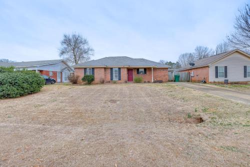 Millbrook Maison | Pet-Friendly Millbrook Home Patio and Yard!