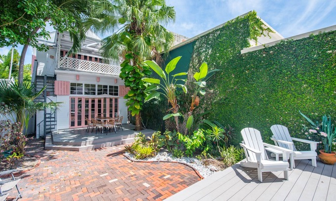 Historic Seaport Appartement | Pet Friendly, Near Duval - Rose Petal Petite Suite