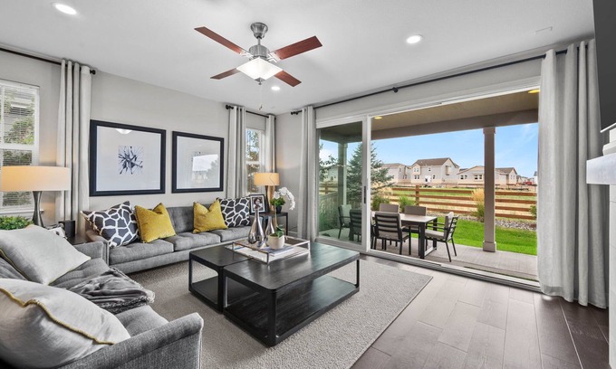 Commerce City Maison | Pet Friendly New Luxury home on Buffalo Run Golf Course - Pool Table, BBQ