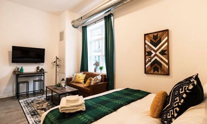Central Northside Maison | Pet Friendly North Shore Studio w/ Fitness Center
