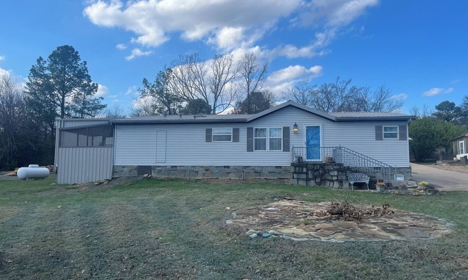 Porum Maison | Pet friendly, private dock, 3 bedroom home in Porum, OK. Walk to Lake Eufaula.