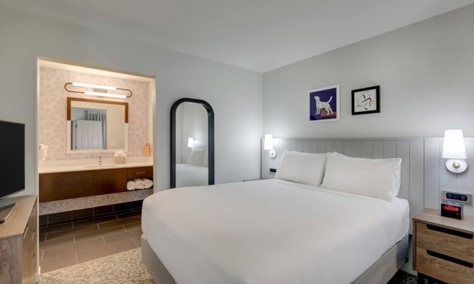 Sunnyvale Station Balnéaire | Go Golfing at the Golf Club at Moffat Field! Pool, Mini Market, Pets Allowed!