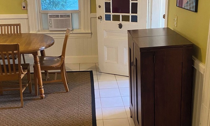 Amesbury Appartement | Pet friendly, quiet home away from home!