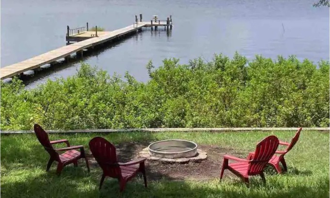 Florahome Cottage | Pet Friendly "Reel Chill" Lakehouse
