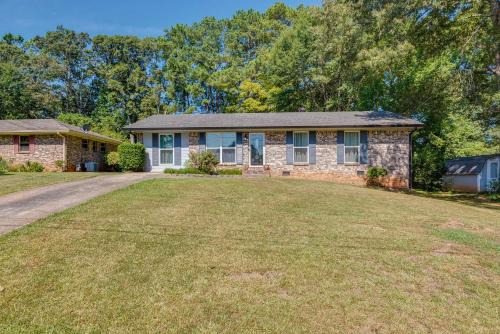 Church Street Maison | Pet-Friendly Rex Vacation Rental 18 Mi to Atlanta