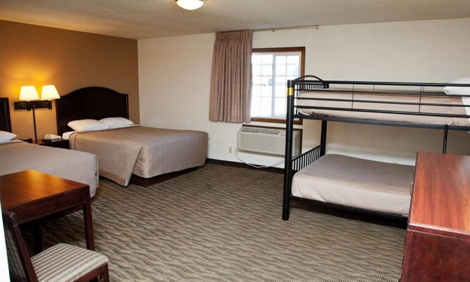 Atlantic Hôtel | Pet-Friendly Room w/ Complimentary Breakfast Near Iowa Western Community College