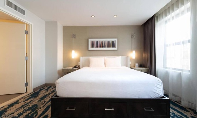 Near North Side Hôtel | Pet-friendly Room w/ Fitness Center! Short Walk to River North Spots!