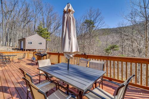 Shenandoah Maison | Pet-Friendly Shenandoah Cabin with Fire Pit and Grill!