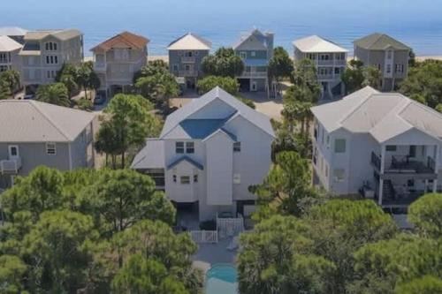 Plantation Maison | Pet Friendly- St George Island Sleeps 13- Pool