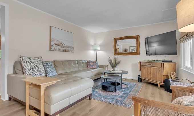 Newport Maison | Pet friendly - steps to water!