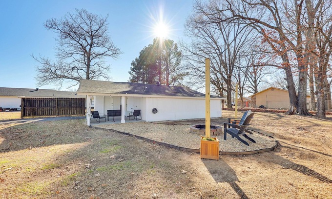 Vilonia Appartement | Pet-Friendly Studio w/ Yard & Fire Pit in Vilonia!