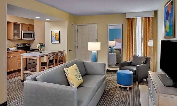 Chesterfield Hôtel | Pet-friendly Suite with Private Kitchen! Close to Faust Park & Butterfly House!