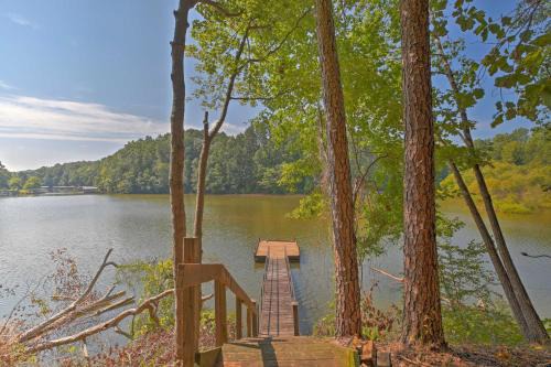 Toccoa Maison | Pet-Friendly Toccoa Home with Deck and Lake Access!