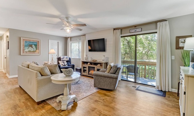 Fernandina Beach Maison | Pet Friendly | Updated Forest Ridge Villa | Short Walk to the Beach | Community Pool & Tennis