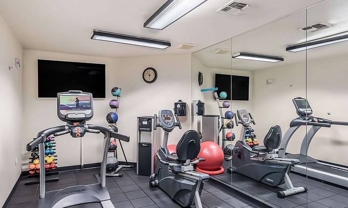 Palm Valley Hôtel | Pet-Friendly Unit with Free Wifi, Free Parking, Pool, and Breakfast!