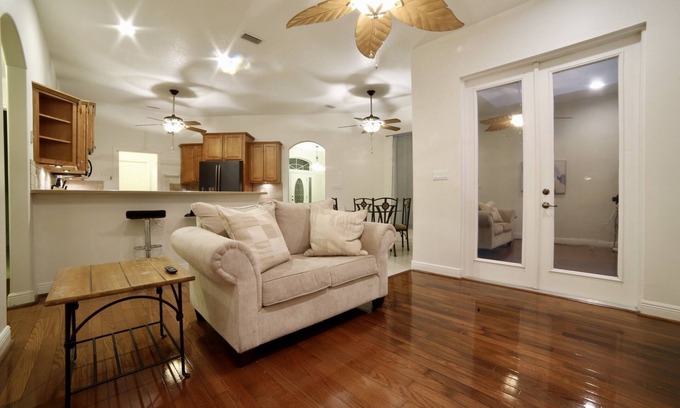 Cocoa Maison | Pet Friendly Vacation Home near Disney/Beaches