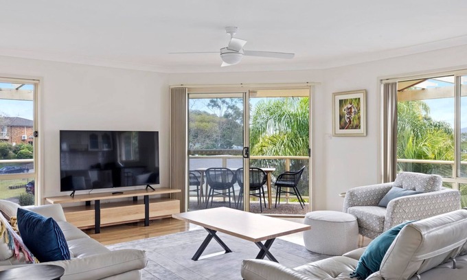 Corlette Maison | pet friendly - Views- Meters to the Beach & Anchorage Port Stephens