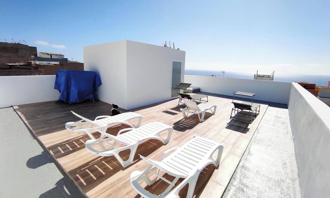 Armenime Villa | Villa Dolce Vita Tenerife Sud avec vue sur la mer, piscine privée, jardin et Wi-Fi.
