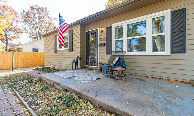 Topeka Maison | Pet Friendly—Walk to Washburn—King Bed-Fast Wi-Fi