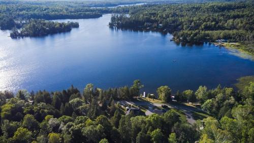 Tudor and Cashel Maison | Pet Friendly Waterfront BBQ Firepit Half hr from GTA