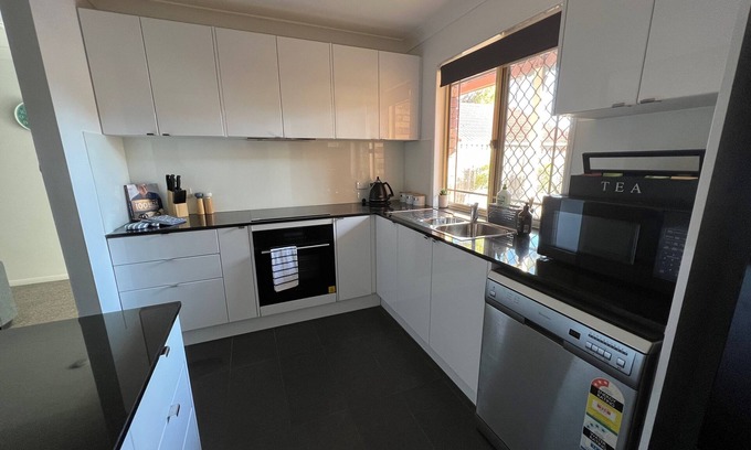 Forest Lake Maison | Pet Friendly Yard, Next to Park - Spacious Townhouse