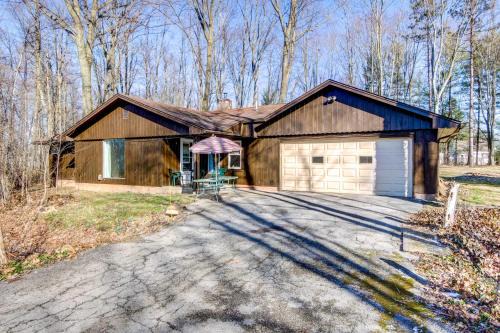 Poland Maison | Pet-Friendly Youngstown Cottage with Yard