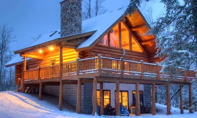 Grand Rapids Cabine | Peterson Bay Log Home Lodge - De grandes ouvertures de couleurs d'automne subsistent - Réservez bientôt!