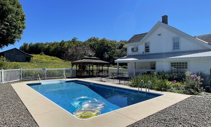 Laurens Maison | Peterson Place - Large updated farmhouse, pool, fire pit, close to Oneonta