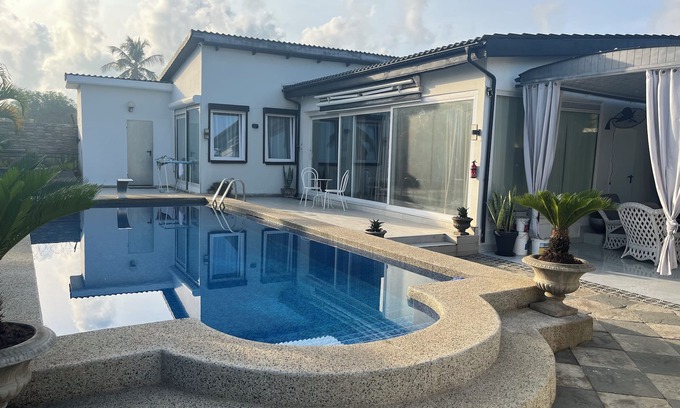 Lome Appartement | Petit Hambourg guest house by the pool