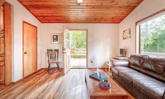 Middletown Cabine | Petite Chalet with deck near Loch Lomond!