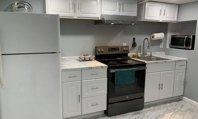 Drexel Hill Maison | Petite Cozy Home w gourmet kitchen & parking in delightful Drexel Hill