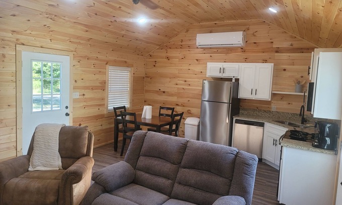 Genoa Cabine | Petite Piney Paradise in Texarkana, AR. New Cabin, Secluded, Cozy and Relaxing