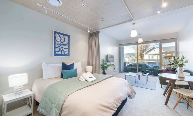 Petone Appartement | Petone Studio - Balcony, Bath Tub, Sleeps 2
