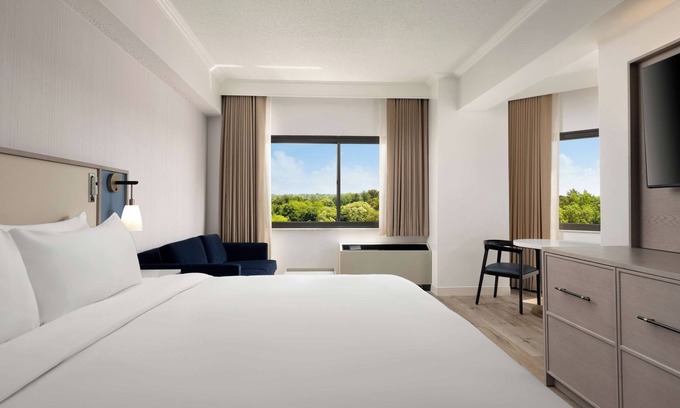 White Plains Hôtel | Pets Allowed! King room with Pool and Free Airport Shuttle!