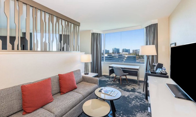Redwood Shores Hôtel | Pets Allowed & Onsite Pool, 3 Junior King Suite at Grand Bay San Francisco Hotel