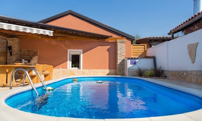 Cancini Maison | Animaux acceptés Maison de vacances Danny avec piscine