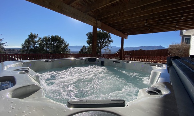 Briargate Appartement | ✔Pets✔ ♕King Bed/Bath/Kitchen ♨Hot Tub♨ w views 🏞